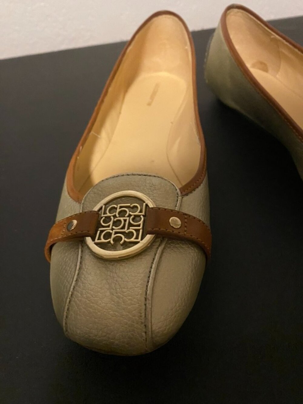 Liz Claiborne Iris Flex Form Metallic Gold Ballet Flats with Medallion, size 10 - Picture 2 of 3